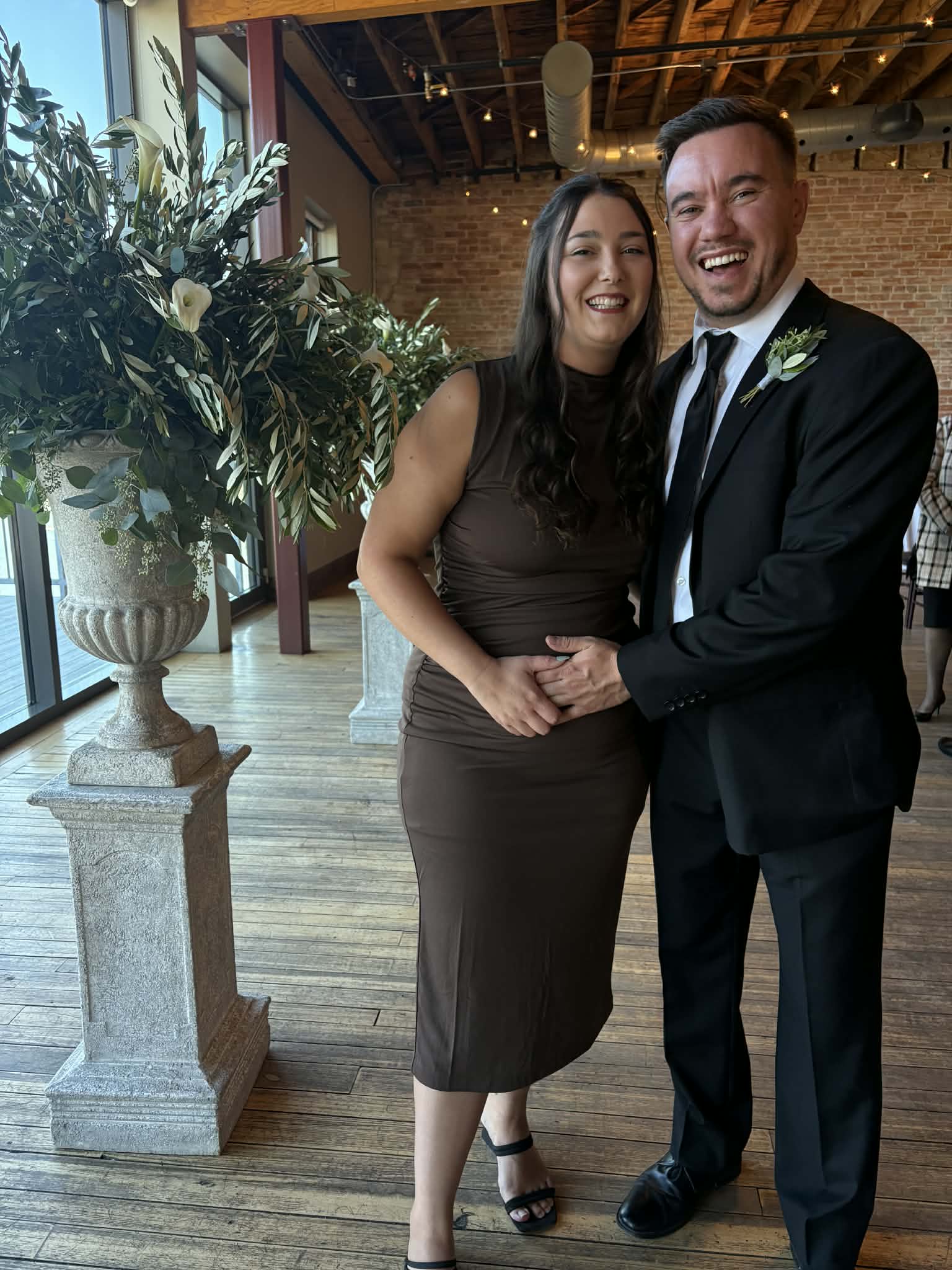 Kariane et Alex heureux en tenant la bedaine